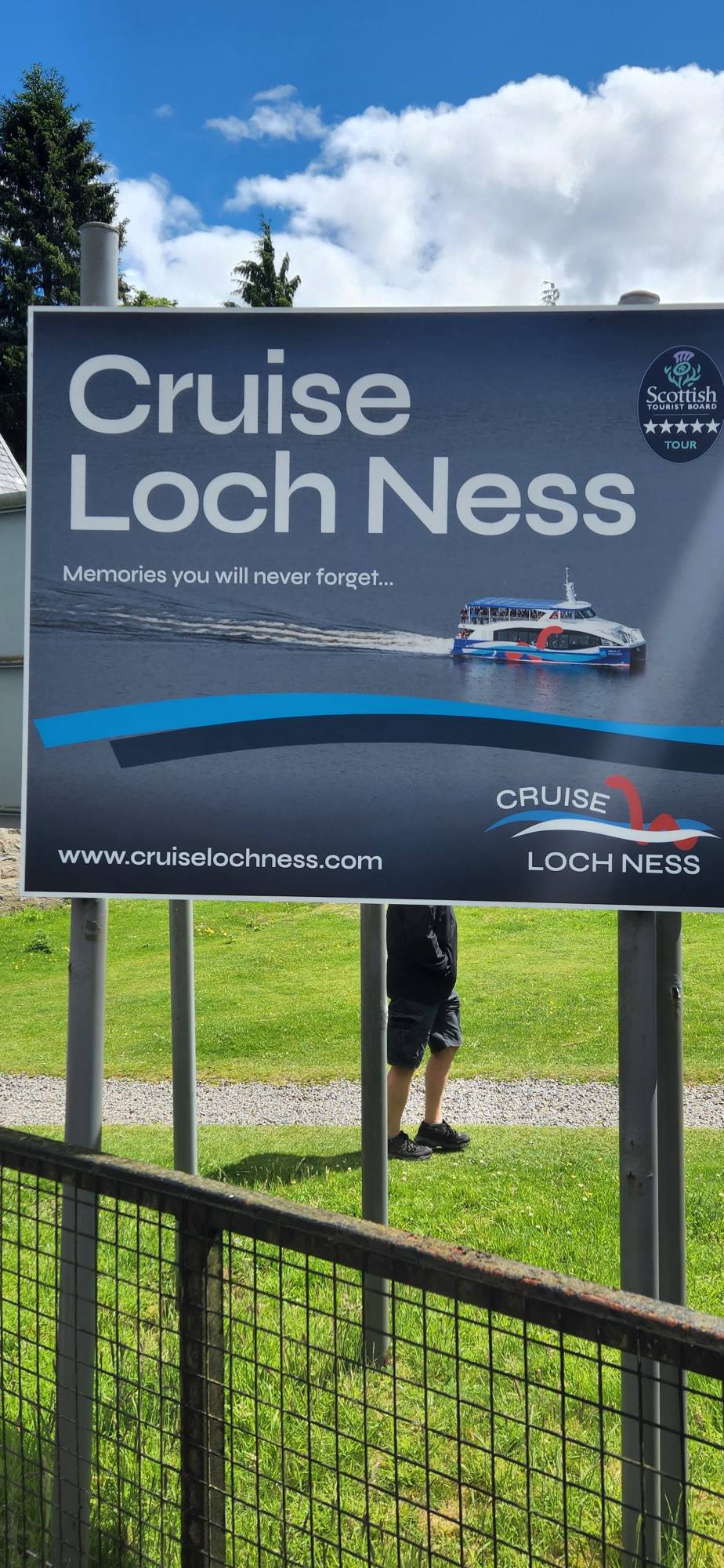 L'eau sombre du Loch Ness