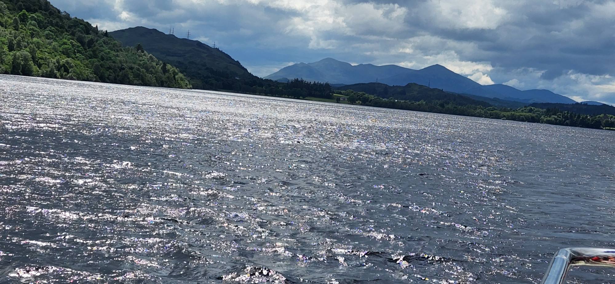 Le canal avec bateaux et montagne