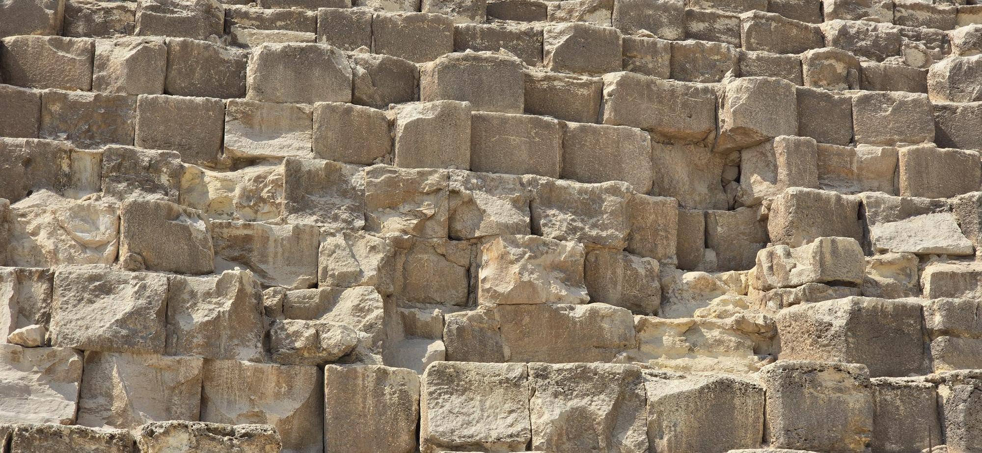 Gros plan sur les blocs de pierre