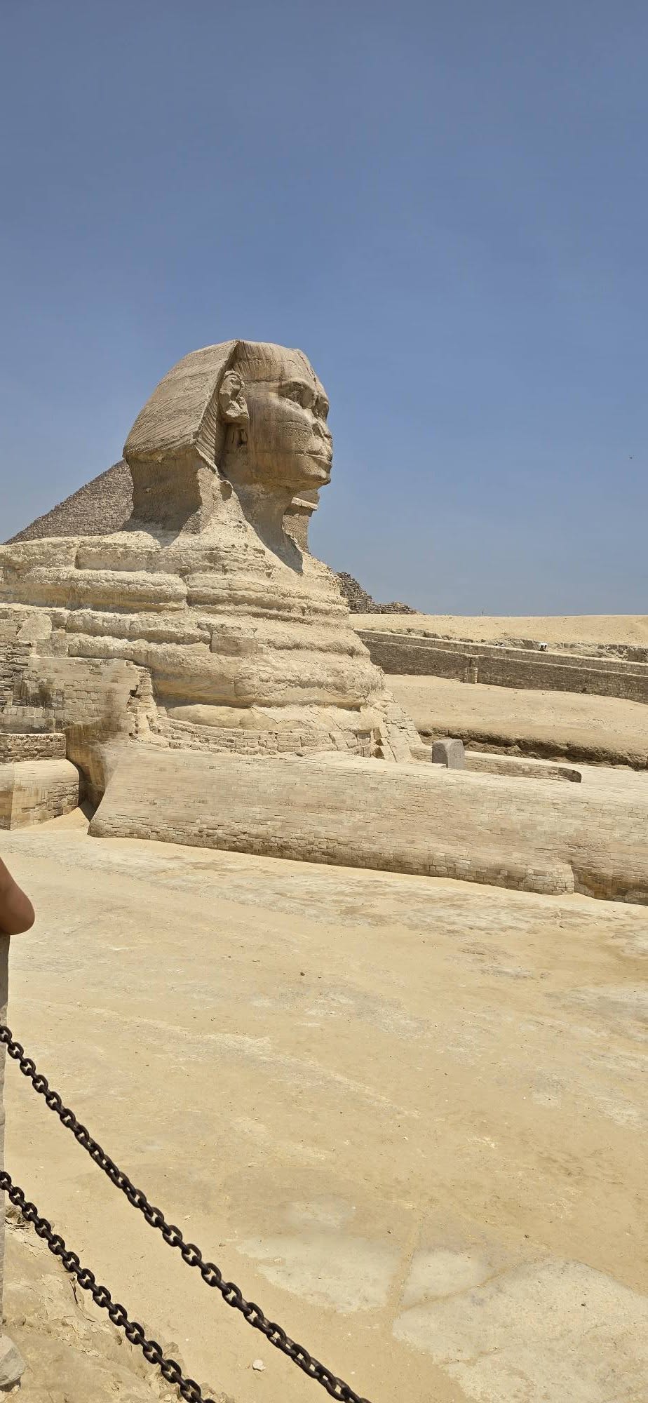 Les trois pyramides vues du désert
