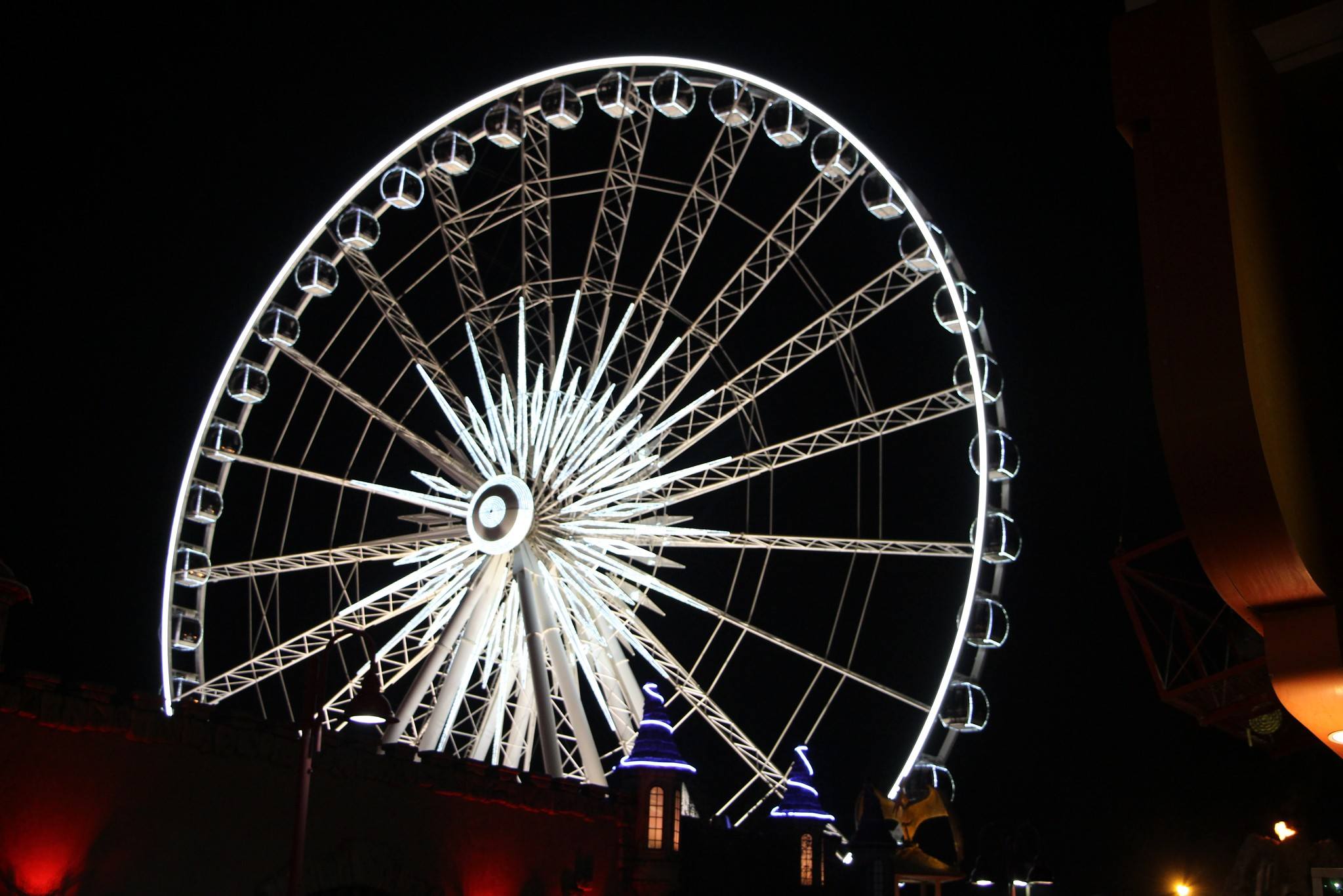 Les chutes illuminées la nuit