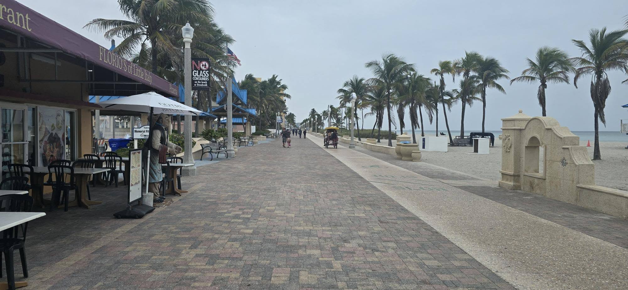 Le Boardwalk avec restaurants et palmiers