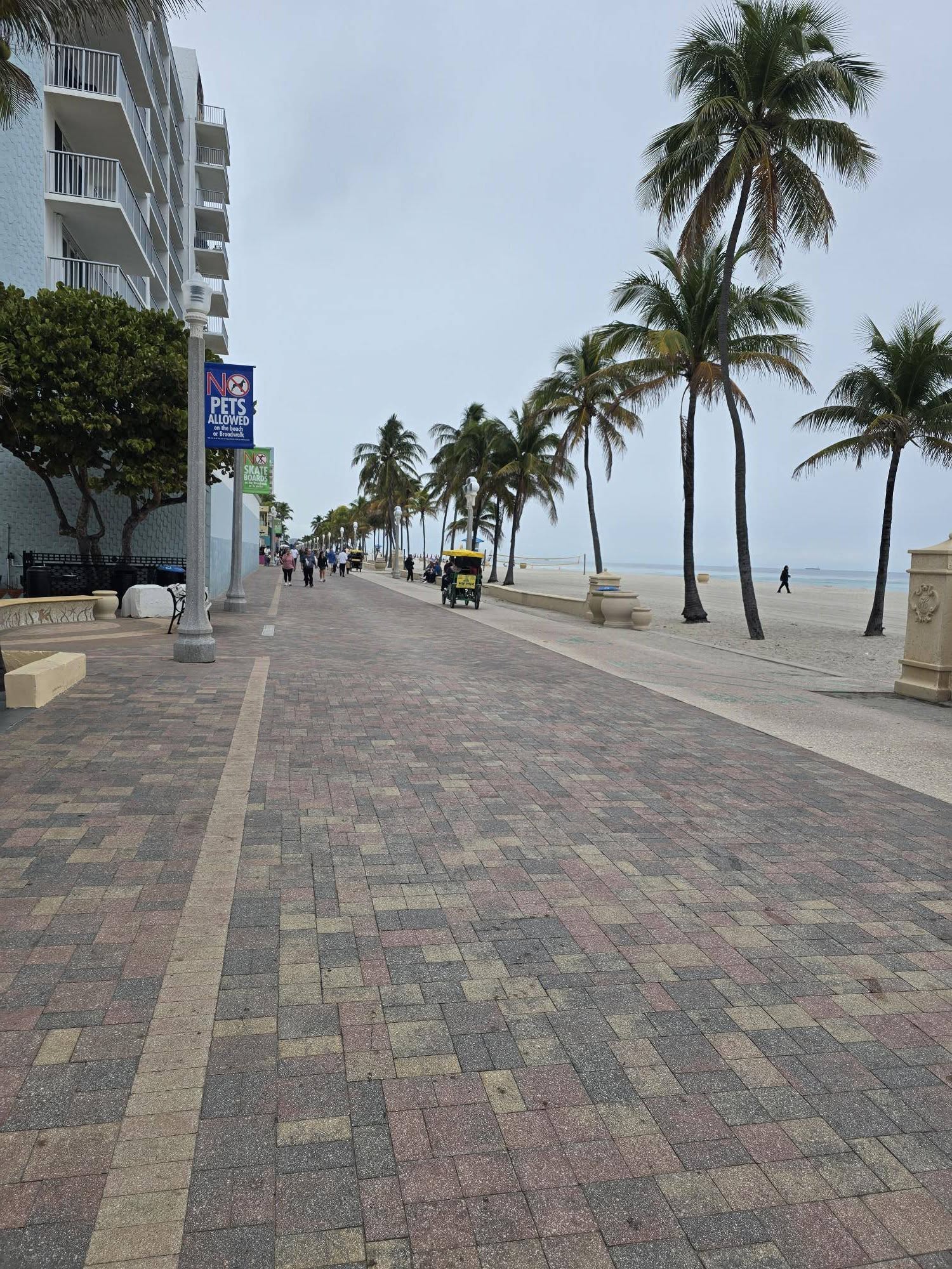 Le Boardwalk de Hollywood Beach le matin