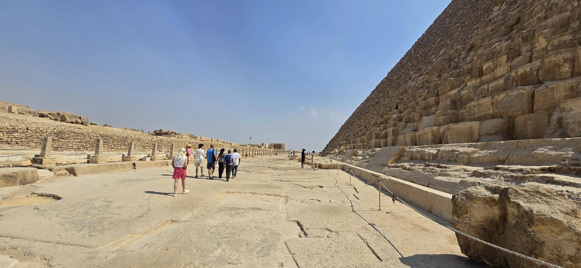 Visiteurs longeant Khéops