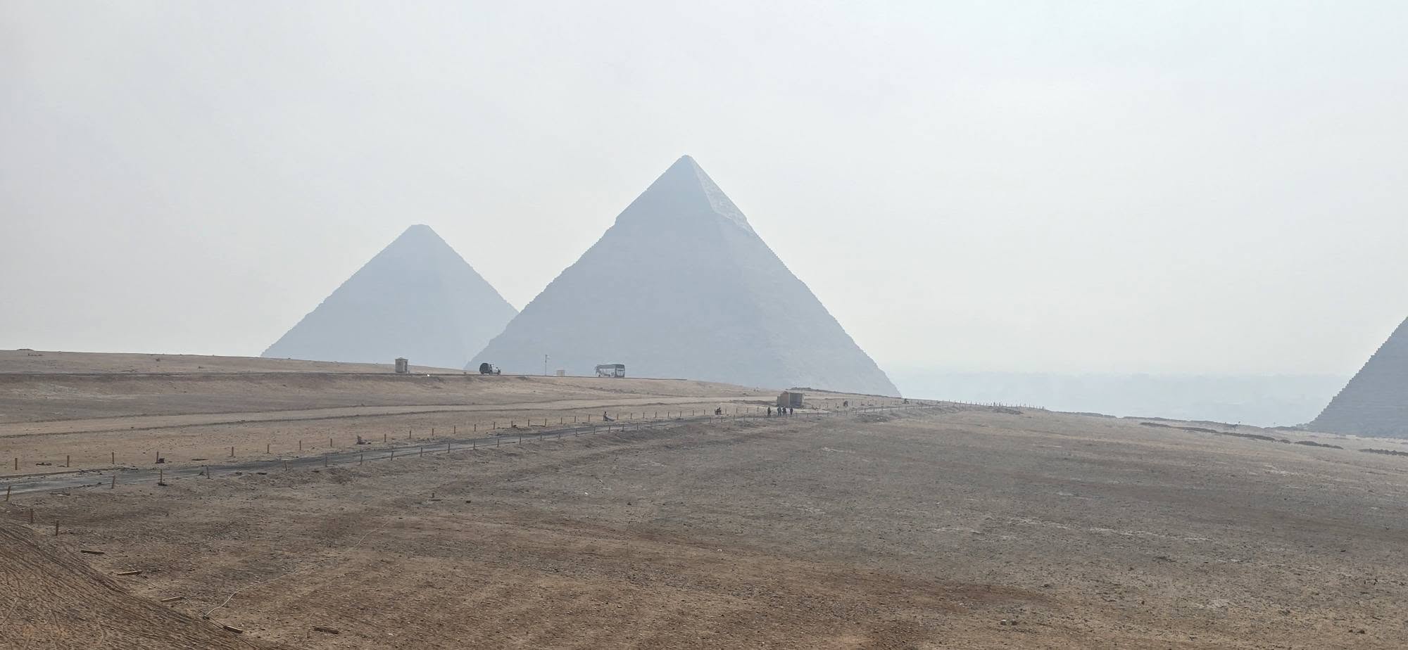 Le Sphinx avec pyramides